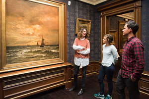 Bezoekers luisteren tijdens een rondleiding in De Mesdag Collectie