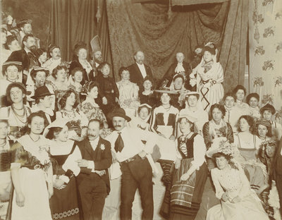 Groepsportret gemaakt tijdens de Italiaanse feestavond in Pulchri Studio, Den Haag, ter gelegenheid van de schenking van Museum Mesdag aan de Nederlandse Staat