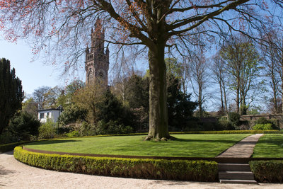 The garden of The Mesdag Collection, view of the Vredespaleis