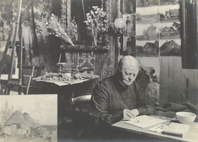 Portret van Sientje Mesdag-van Houten werkend in haar atelier, c. 1906