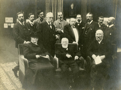 Groepsfoto bij de opening van de 30ste tentoonstelling van de Hollandsche Teekenmaatschappij. Vooraan zitten Sientje Mesdag-van Houten, Jozef Israëls en Hendrik Willem Mesdag. (foto: Haags Gemeentearchief)