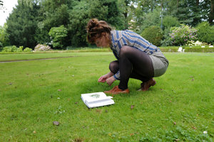 Anne Geene aan het werk in de museumtuin van De Mesdag Collectie, fotograaf: Albert Meyer-van de Beek