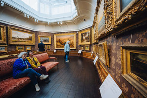 Visitors on a bench in The Mesdag Collection