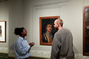 Bezoekers in de tentoonstelling Barbara van Houten