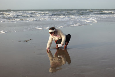Anne Geene aan het werk op strand van Scheveningen. Fotograaf: Arjan de Nooy