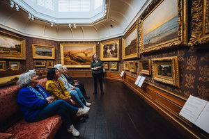 Mensen luisteren tijdens een rondleiding