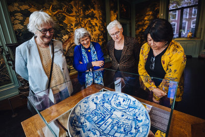 Bezoekers die kunst bewonderen in De Mesdag Collectie