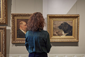 Vrouw kijkt naar een schilderij in De Mesdag Collectie